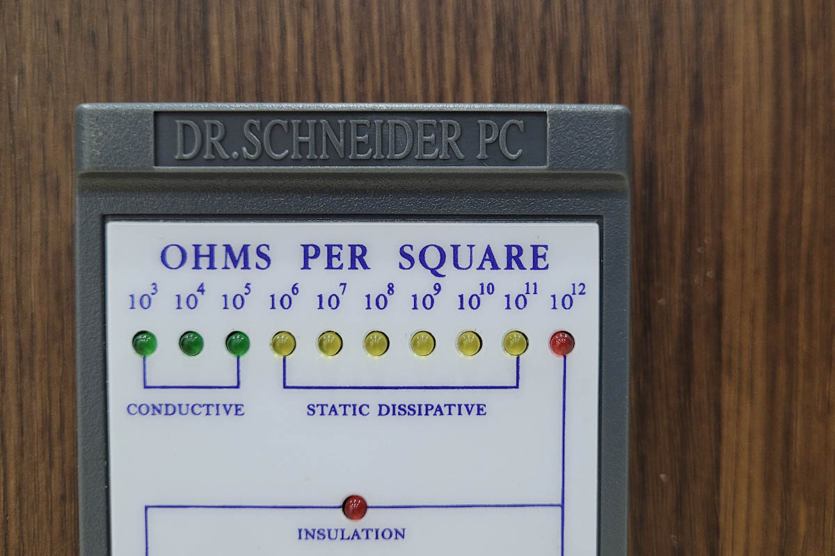 Dãy đèn LED thể hiện kết quả đo điện trở bề mặt trên máy SL-030 Dr. Schneider PC