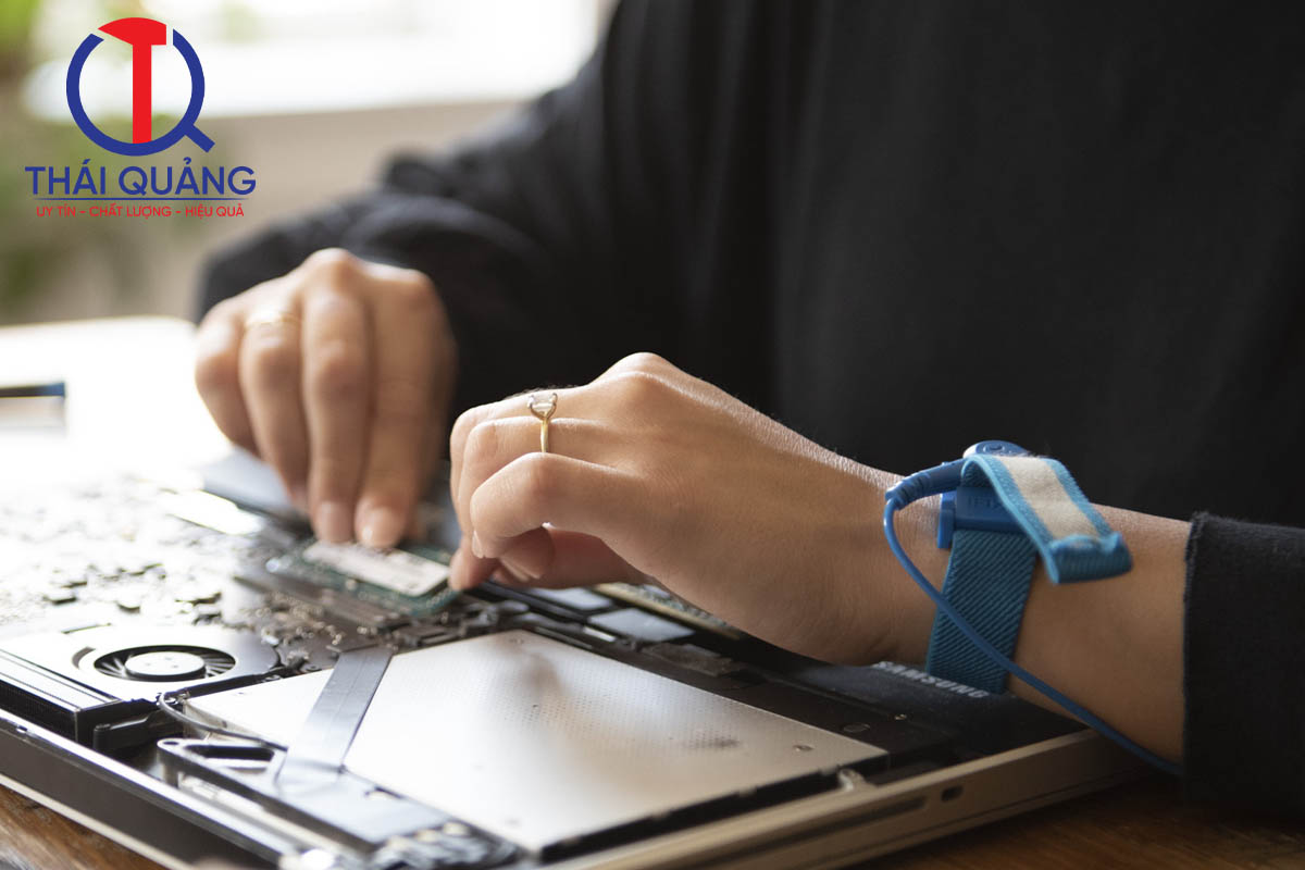 Đeo vòng tay chống tĩnh điện khi sửa chữa laptop