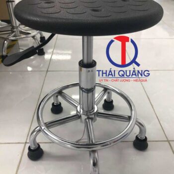 Ghế đôn phòng sạch, mặt ghế 4 lỗ da PU, chân nhỏ có vành, thép mạ