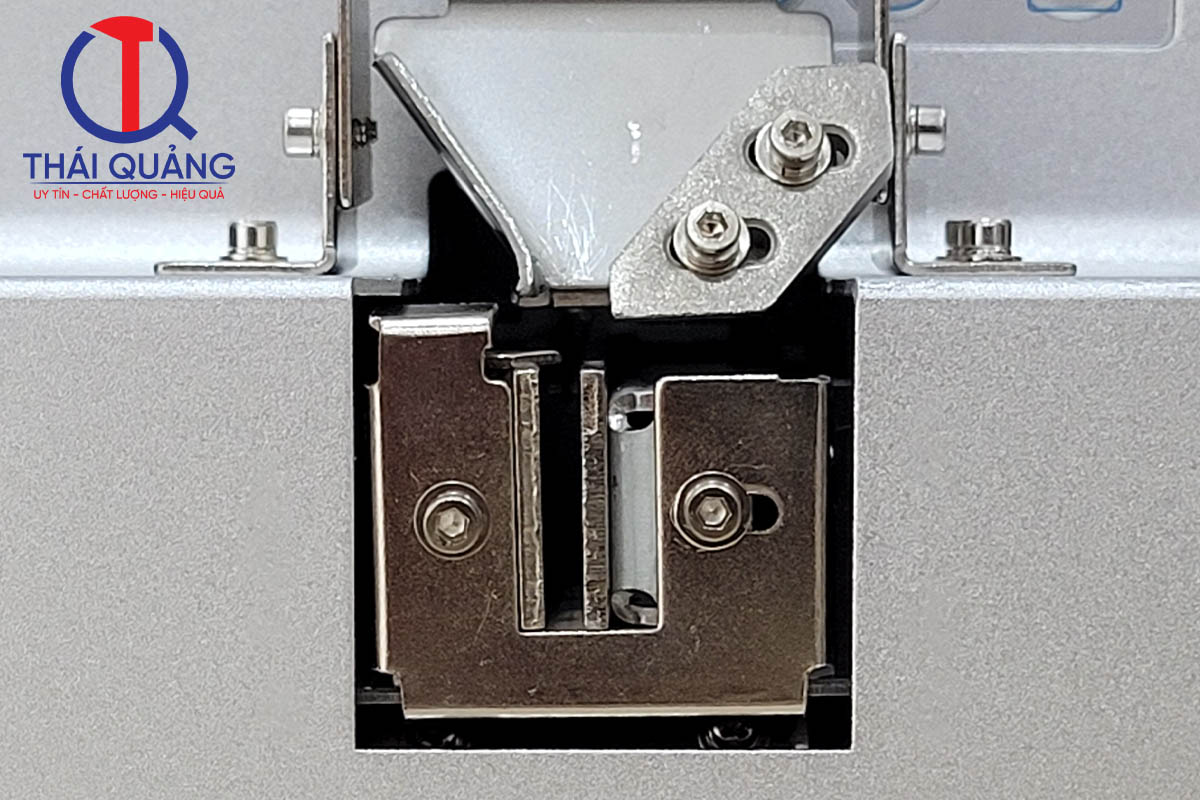 Vị trí nhận vít từ máy cấp vít tự động (dạng thanh trượt) 
