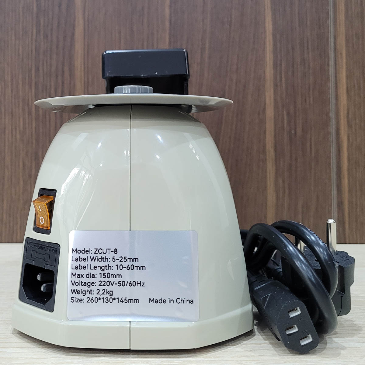 Máy cắt băng dính ZCUT-8 hoạt động với điện áp 220V AC, 50/60Hz
