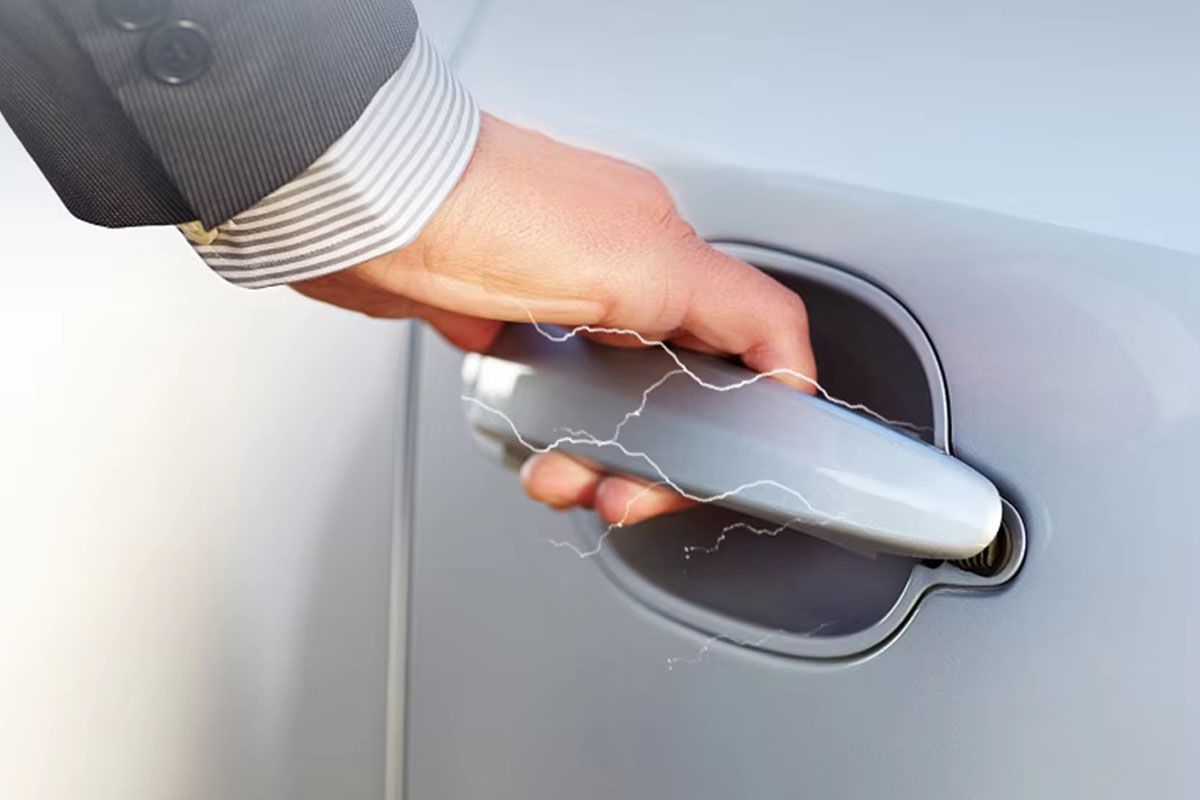 Chạm tay vào cửa xe bị giật là do tĩnh điện