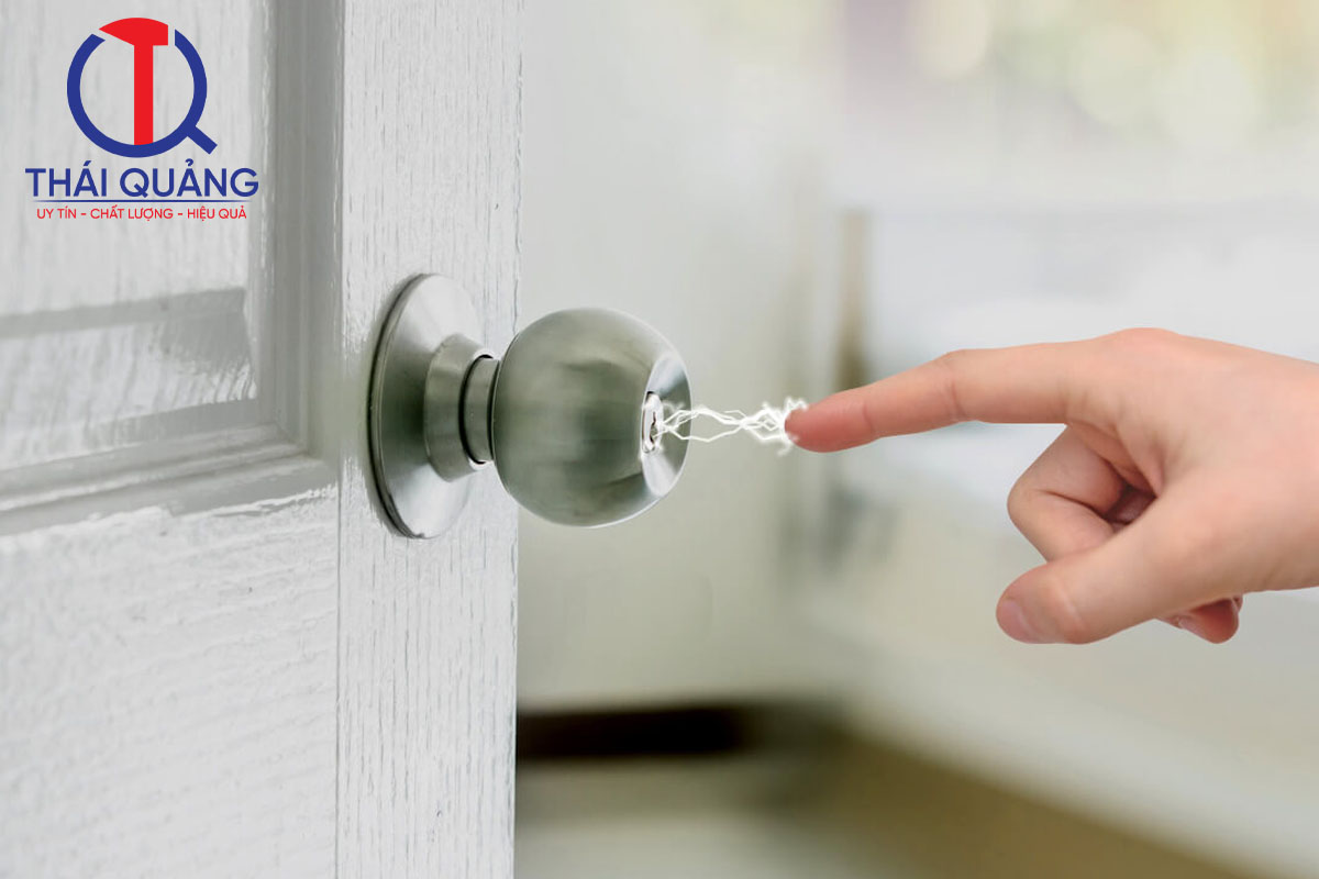 Bị giật khi chạm vào kim loại do hiện tượng tĩnh điện