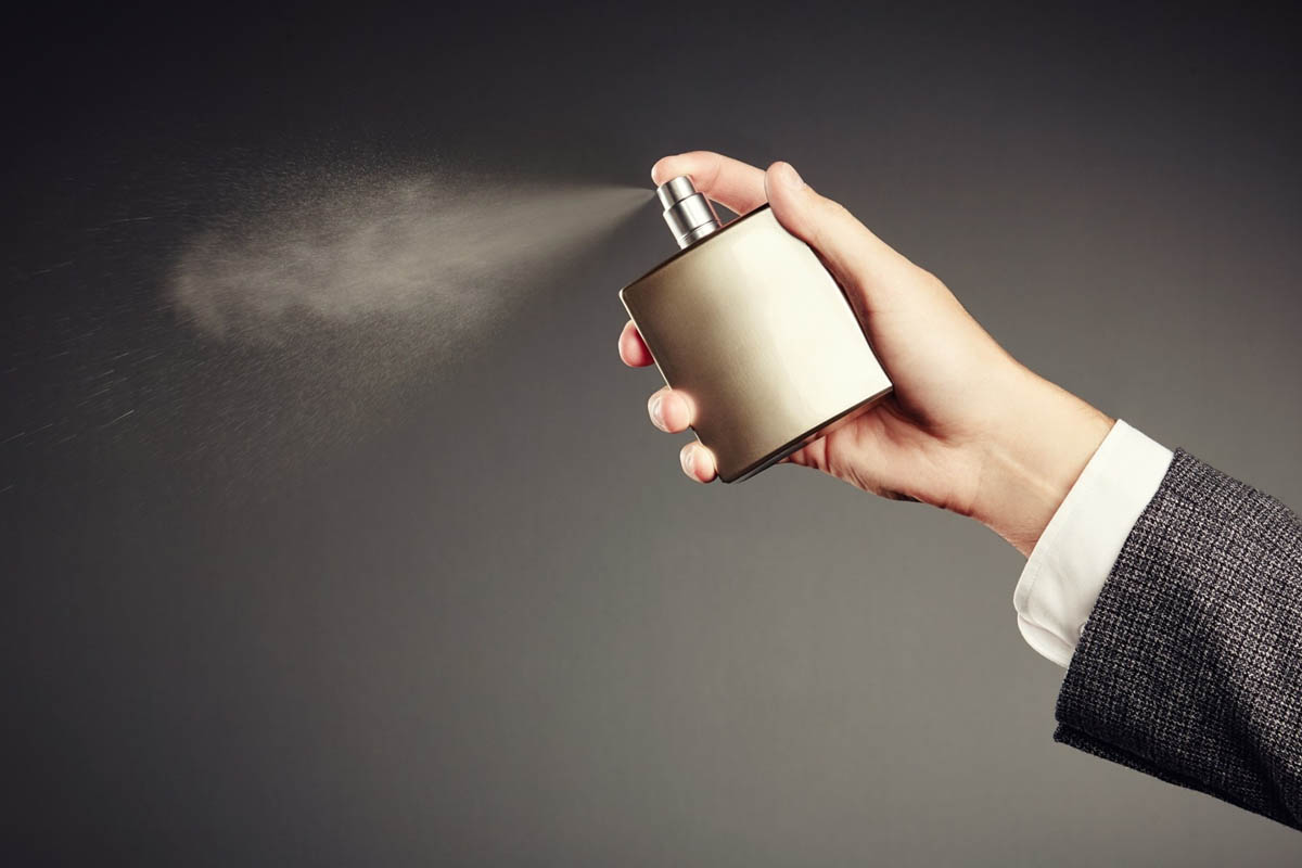 Xịt dung dịch chống tĩnh điện lên quần áo