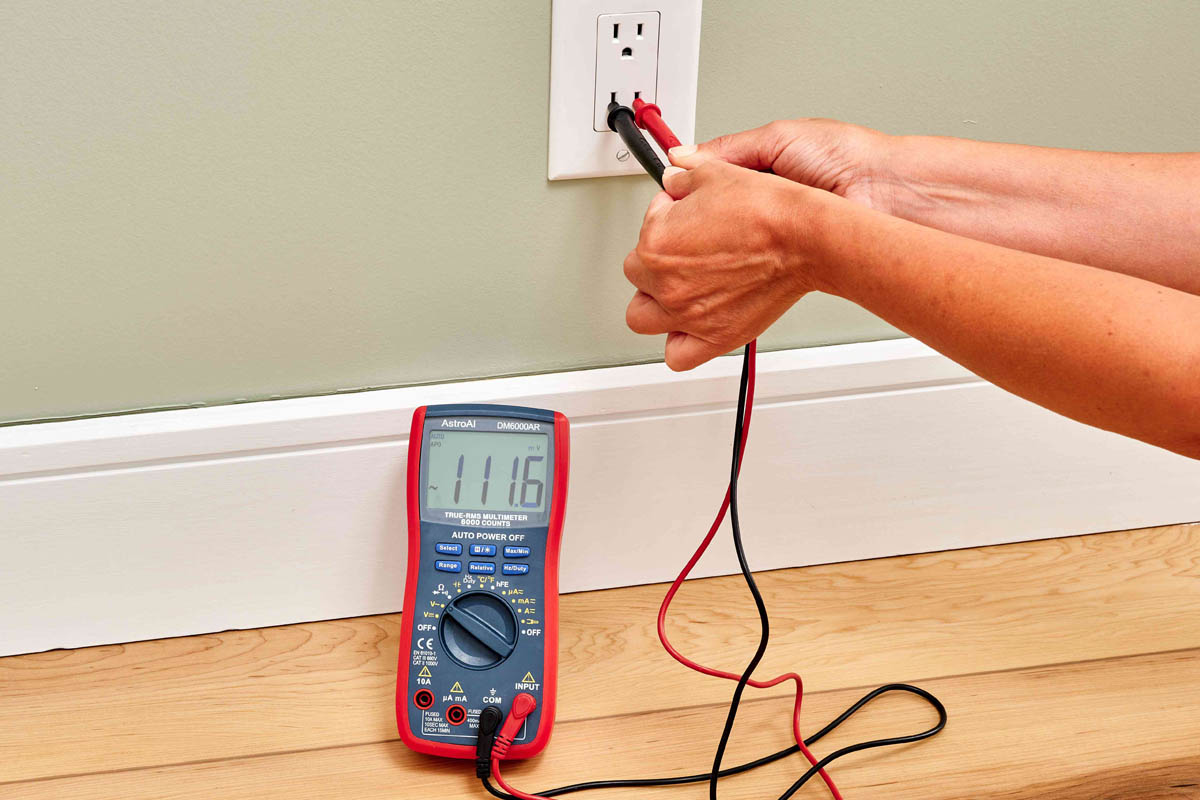 Dùng đồng hồ vạn năng đo điện áp xoay chiều của lưới điện dân dụng