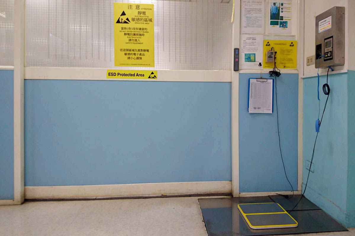 Kiểm tra tĩnh điện (quần áo + giày + cơ thể) trước khi vào EPA