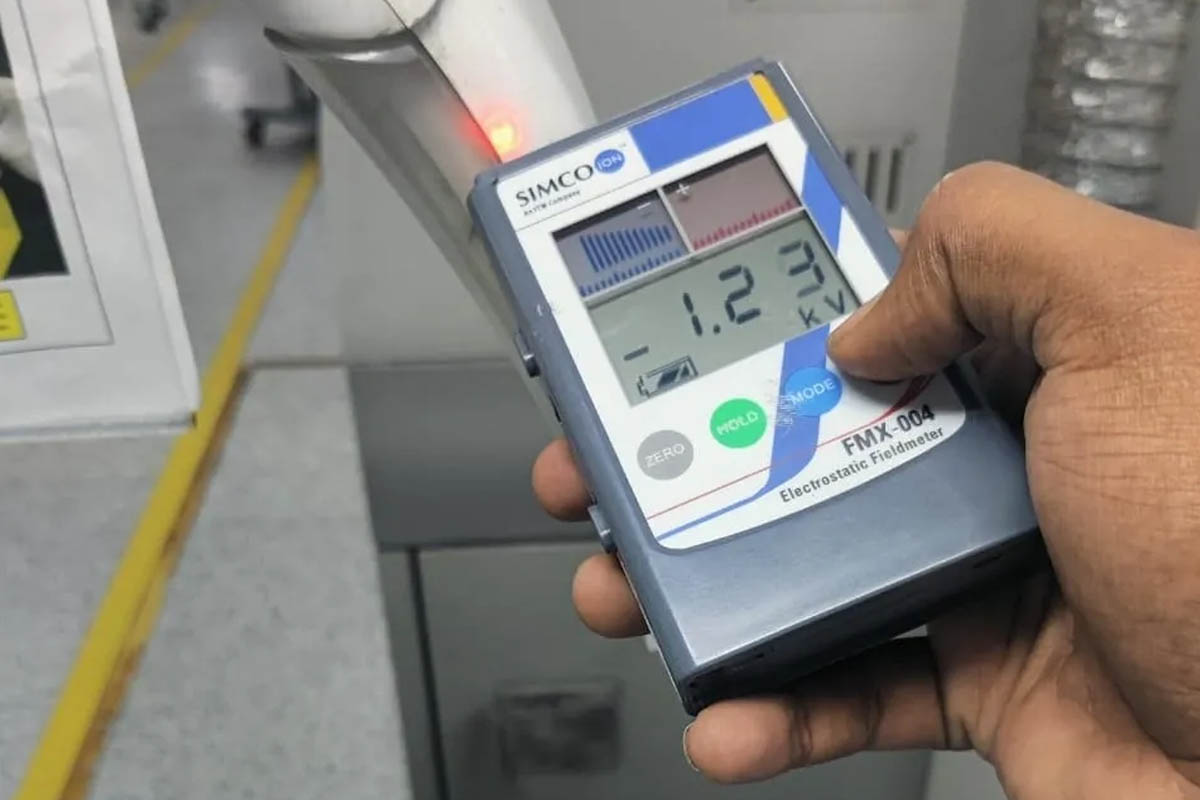 Sử dụng FMX-004 đo tĩnh điện trên cánh tay robot