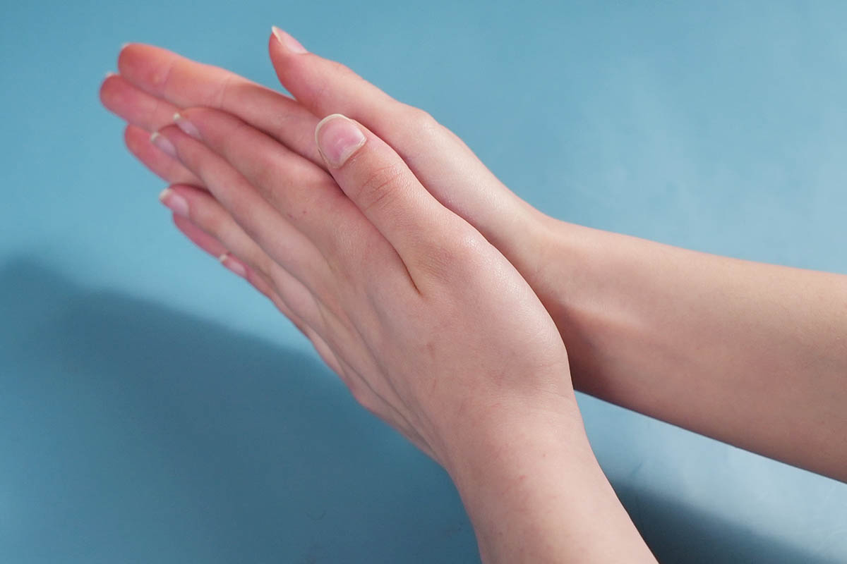 Xoa hai lòng bàn tay vào nhau có thể tạo ra tĩnh điện