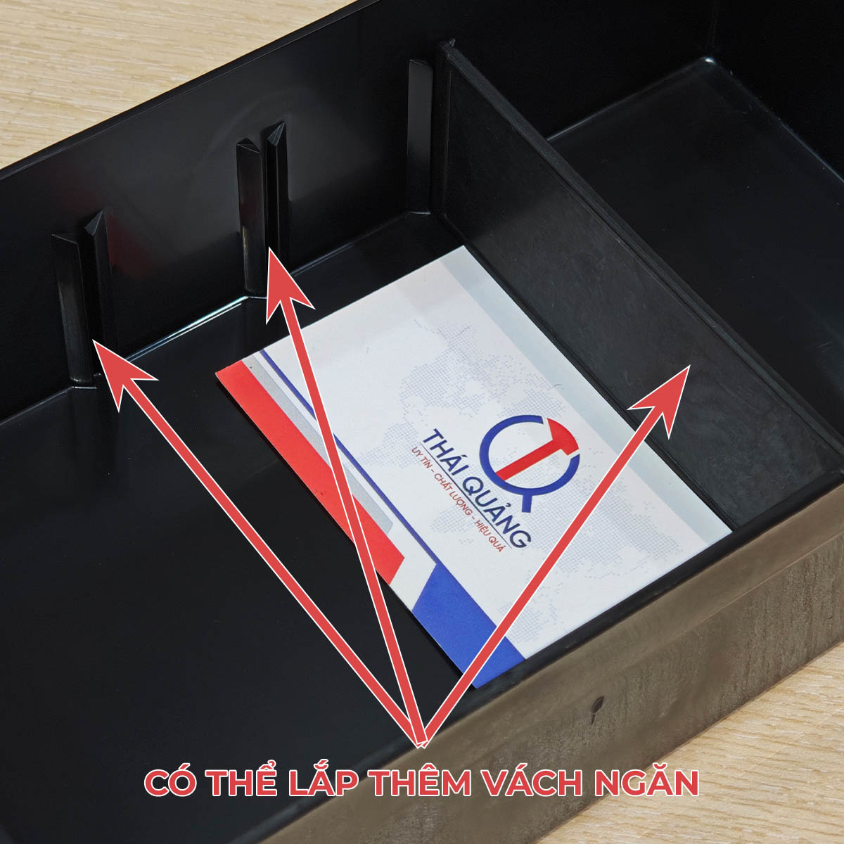 Rãnh lắp vách ngăn bên trong lòng khay hộp nhựa ESD Brain