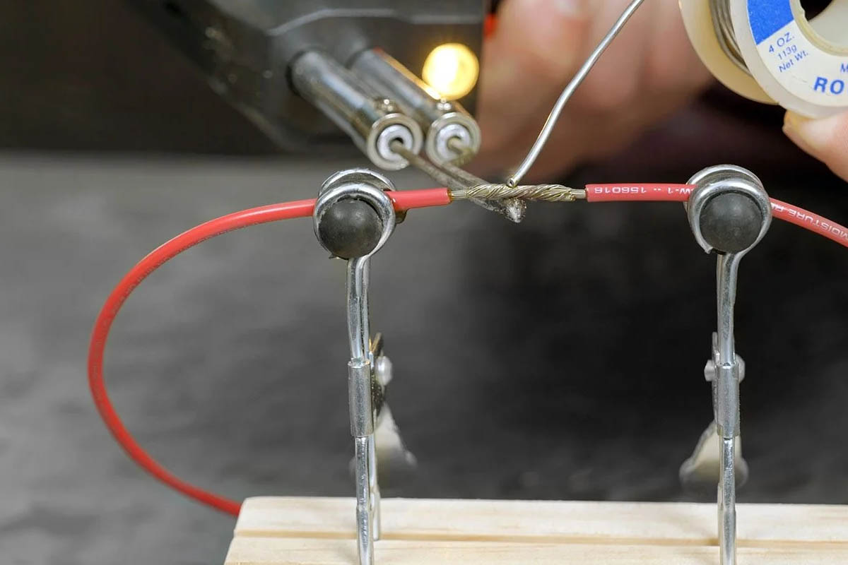 Gia nhiệt trước dây đồng rồi chạm thiếc vào phía đối diện đầu mỏ để thiếc chảy
