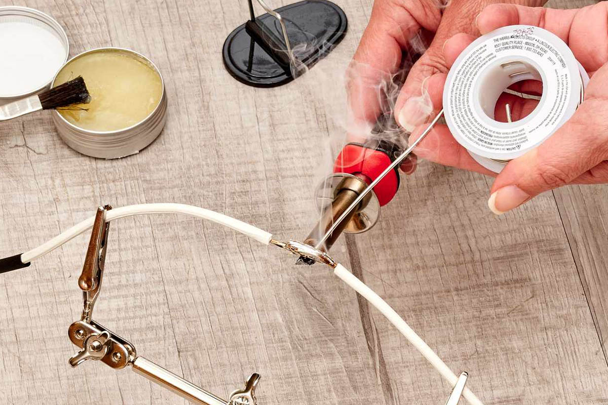 Thiếc hàn phủ đều và thấm sâu vào mối nối của hai dây đồng