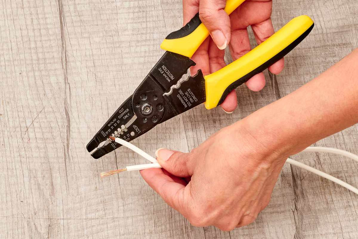 Tuốt dây điện vừa đủ để không đứt các sợi đồng nhỏ